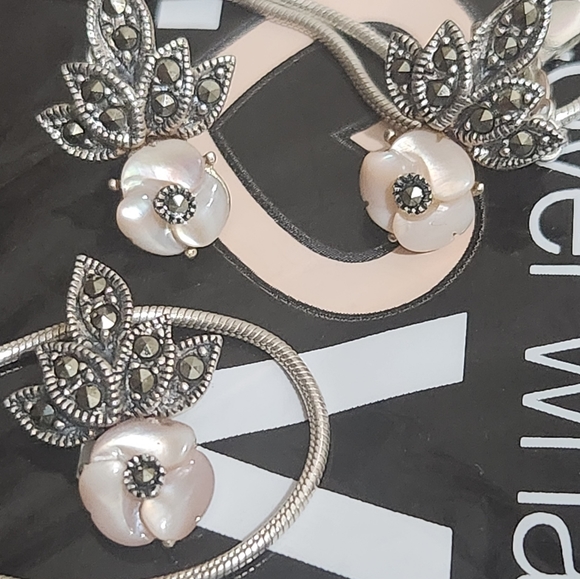 Beautiful looks like a wedding set necklace and earrings - Picture 4 of 5